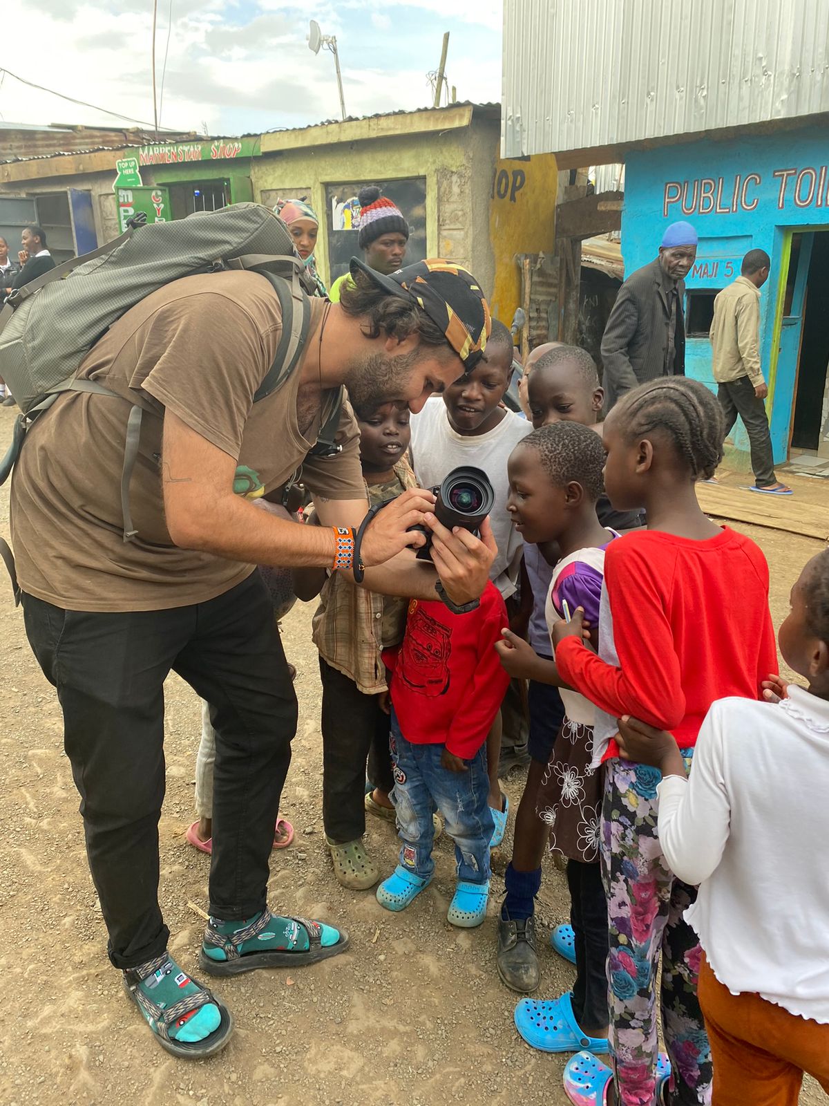 Cris mostrando fotos a niños en África